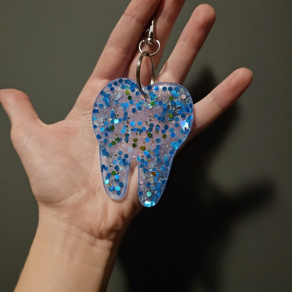 Hamdmade Glow in the dark tooth keychain - Picture 5 of 14